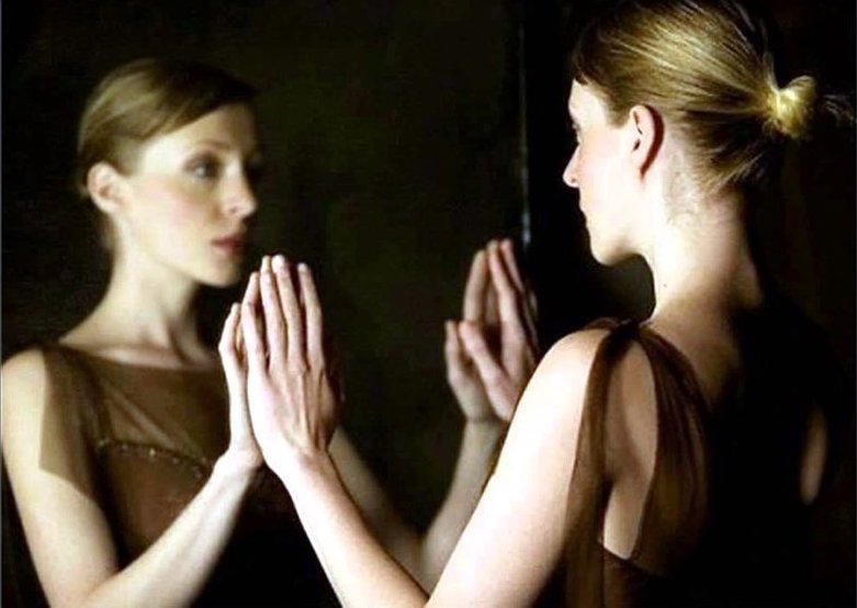 Hay espejos que muestran mucho más que el simple&nbsp;reflejo